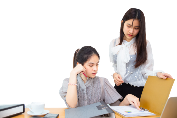 2 pegawai kantor perempuan mengecek laporan penilaian kinerja pegawai